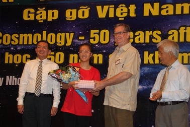 GS Nobel Vật lý gặp mặt, tặng quà học sinh ưu tú Việt Nam