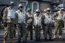 Quan chức quân đội Mỹ, Hàn thăm tàu sân bay hạt nhân của Mỹ