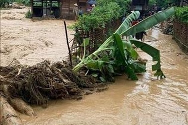 Mưa lũ đột ngột đổ về, 4 người cùng nhiều tài sản bị cuốn trôi