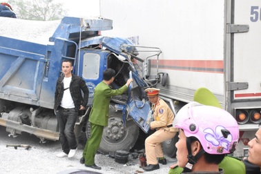 Dùng máy cắt đặc biệt giải cứu tài xế mắc kẹt trong cabin xe tải