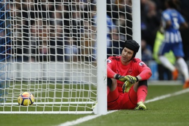 “Tội đồ” Petr Cech cúi đầu xin lỗi người hâm mộ Arsenal