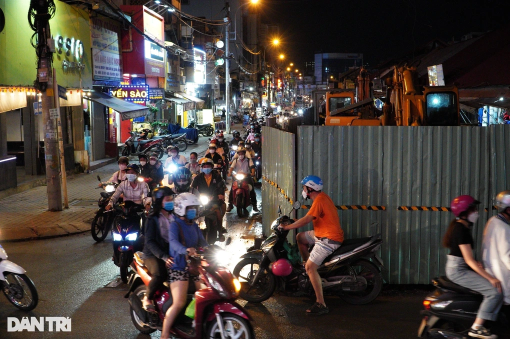 Sở GTVT TPHCM đề nghị chấn chỉnh lô cốt gây kẹt xe, dư luận bức xúc - 1 Sở GTVT TPHCM đề nghị chấn chỉnh lô cốt gây kẹt xe, dư luận bức xúc - 1