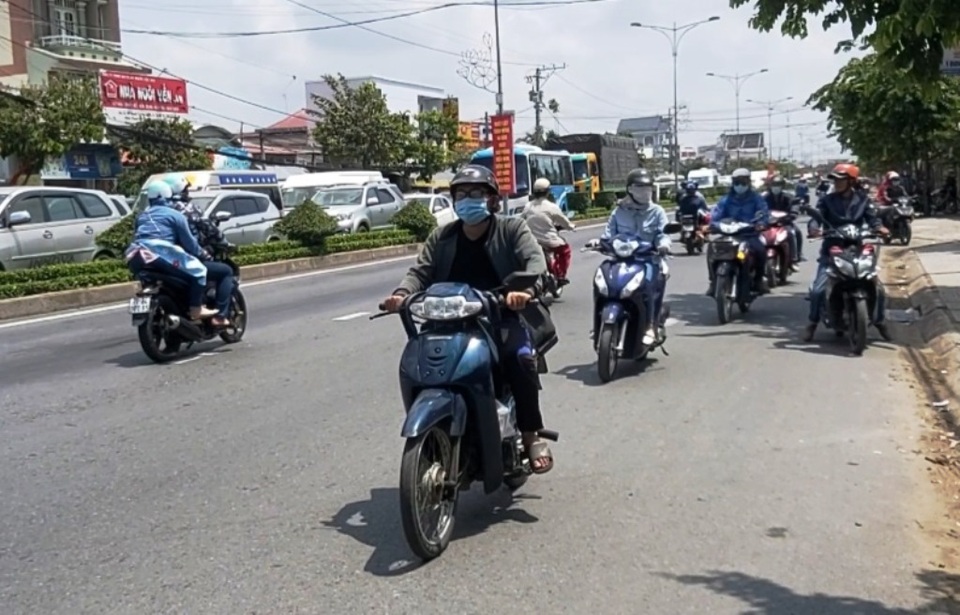 Ô tô, xe máy rồng rắn nối đuôi, đường về miền Tây ùn tắc nghiêm trọng - 3 Ô tô, xe máy rồng rắn nối đuôi, đường về miền Tây ùn tắc nghiêm trọng - 3