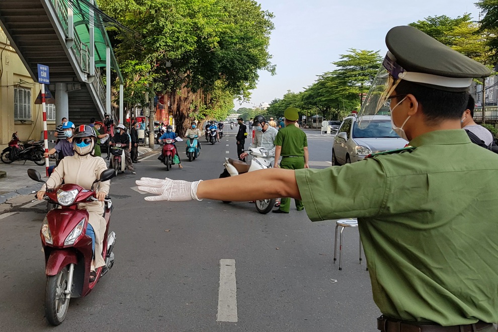 CSGT Hà Nội làm việc xuyên đêm, cấp hơn 20.000 giấy đi đường - 1 CSGT Hà Nội làm việc xuyên đêm, cấp hơn 20.000 giấy đi đường - 1