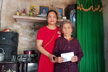 Cậu bé mồ côi trong ngôi nhà có nhiều người chết bí ẩn được bạn đọc truyền nghề cắt tóc