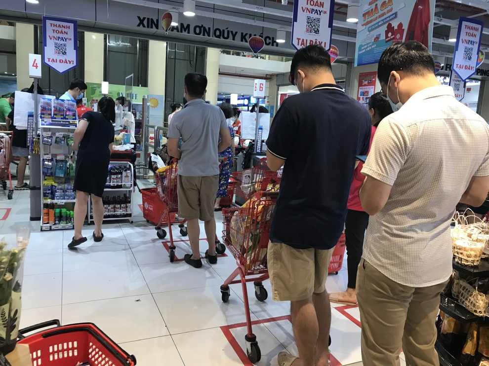 Chưa tới 21h, quầy rau, thịt tại một số siêu thị Hà Nội đã hết hàng - 12 Chưa tới 21h, quầy rau, thịt tại một số siêu thị Hà Nội đã hết hàng - 12