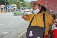 Người phụ nữ không tay không chân bán vé số trên đường phố Biên Hòa