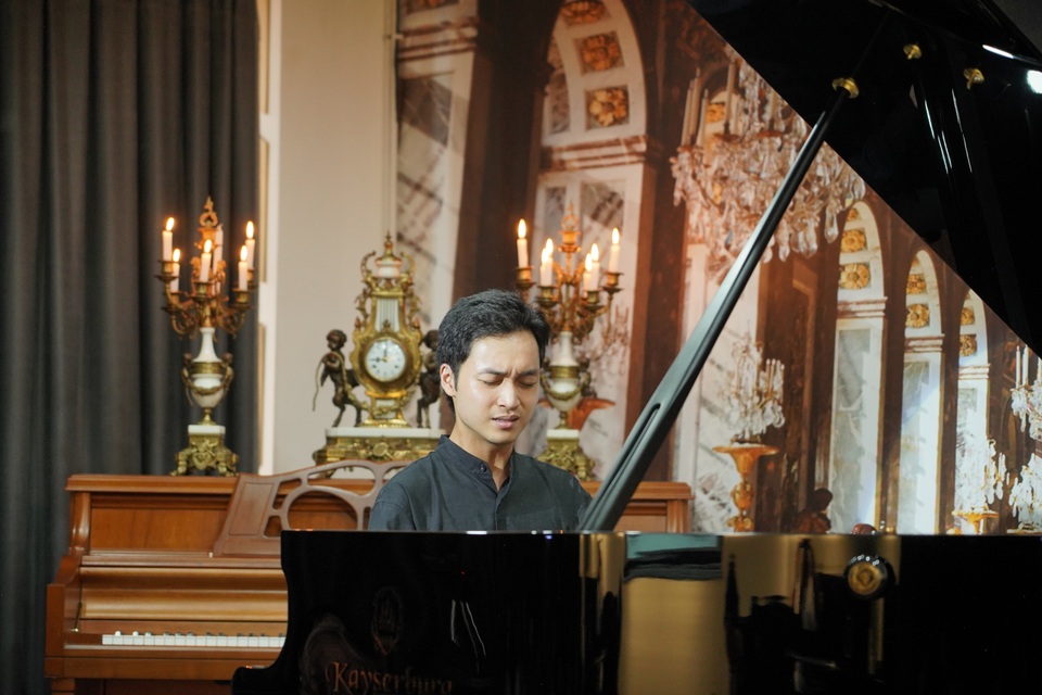 Thần đồng piano Việt phiêu cùng Giáo sư đầu ngành - 4 Thần đồng piano Việt phiêu cùng Giáo sư đầu ngành - 4