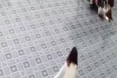 Clip cảnh báo sự nguy hiểm khi dùng gạch hoa bóng để lát sân