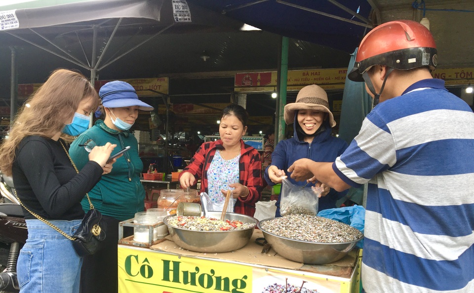 Đà Nẵng: Ngư dân thu tiền triệu mỗi ngày nhờ cào ốc gạo - 4 Đà Nẵng: Ngư dân thu tiền triệu mỗi ngày nhờ cào ốc gạo - 4