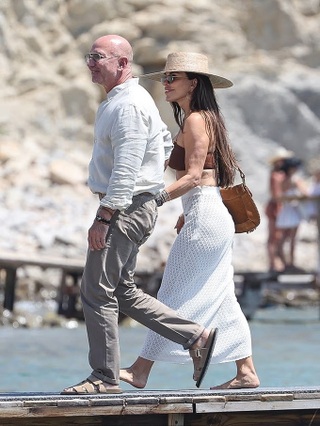 Dáng vóc “đồng hồ cát” quyến rũ của vợ tỷ phú Jeff Bezos - 2