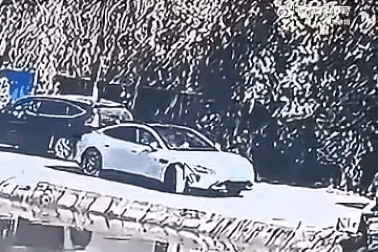 Chiếc xe điện Xiaomi SU7 đâm đầu xuống nước khi đang ở chế độ tự lái