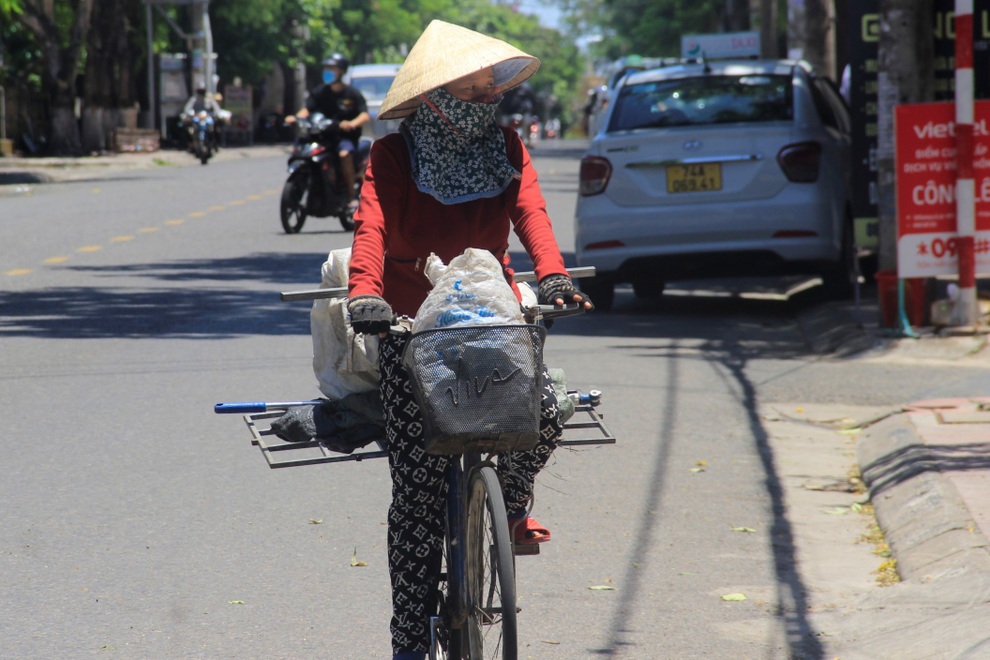 Người lao động chật vật mưu sinh dưới cái nắng như đổ lửa - 8 Người lao động chật vật mưu sinh dưới cái nắng như đổ lửa - 8