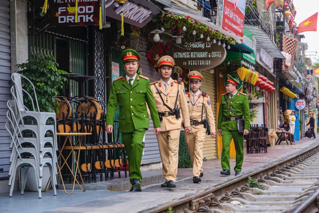 Cục CSGT tập trung xử lý vi phạm hành lang đường sắt - 1 Cục CSGT tập trung xử lý vi phạm hành lang đường sắt - 1