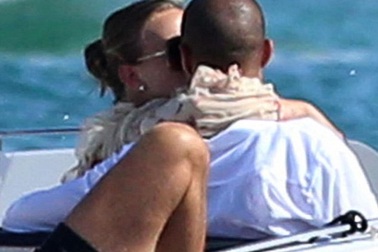 Con gái tỷ phú Topshop hạnh phúc bên bạn trai từng đi tù