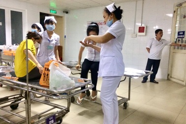 Hàng chục công nhân nghi ngộ độc sau khi ăn mì gói nấu