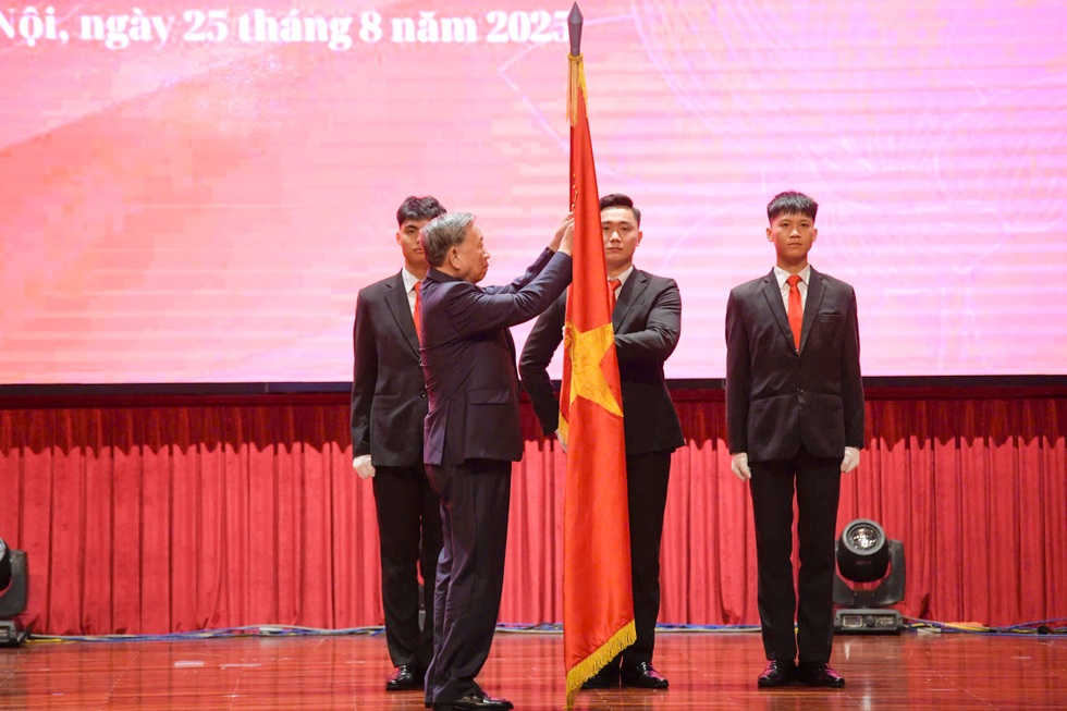 Tổng Bí thư trao danh hiệu Anh hùng Lao động tặng bà Nguyễn Thị Bình - 1 Tổng Bí thư trao danh hiệu Anh hùng Lao động tặng bà Nguyễn Thị Bình - 1