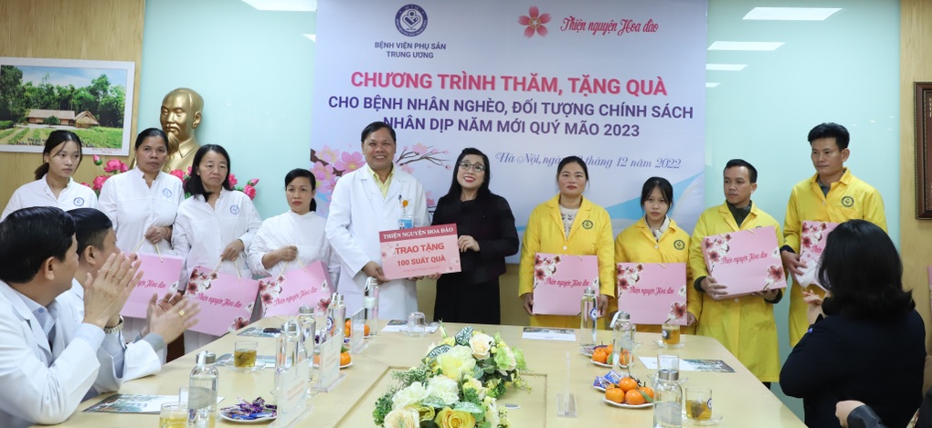 Mỗi ngày hơn 1.000 bệnh nhân đến khám, nhiều trường hợp khó khăn - 2