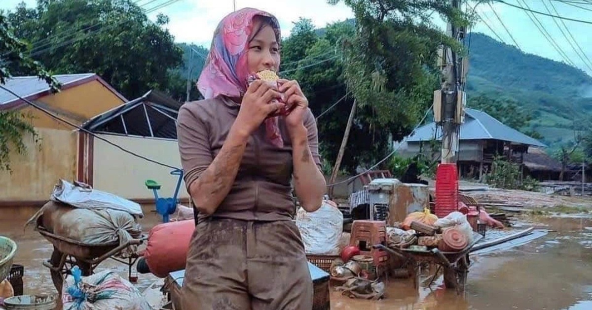 View - Cô giáo Yên Bái không son phấn vẫn đẹp kiên cường trong lấm lem bùn đất | Báo Dân trí