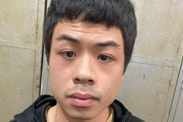 Hà Nội: Níu kéo bạn gái bằng còng số 8 và dao bấm