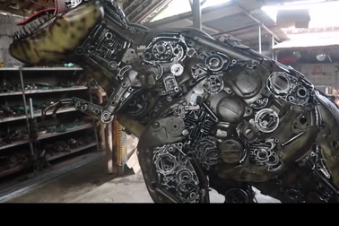 Thợ sửa xe máy "hô biến" phụ tùng đã cũ thành những bức tượng đẹp mắt