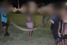 Nhóm trẻ con dùng con trăn dài hơn 2m để nhảy dây, người lớn quay video