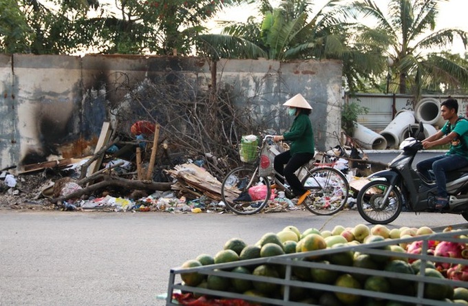 Rác thải bốc mùi bỗng dưng được tập kết ngay bên cạnh chợ dân sinh, xe rác lấn chiếm lòng đường cản trở giao thông ngay trong khu đô thị cao cấp - Ảnh 11.