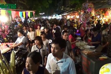 Chen nhau nghẹt thở trên "phố Trung thu"