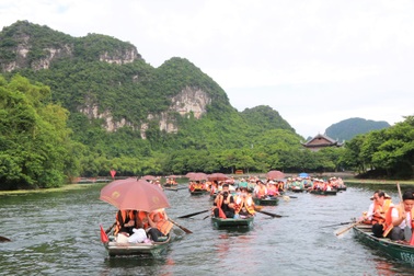Di sản Tràng An “trong xanh mát lành” giữa trời thu làm say lòng du khách