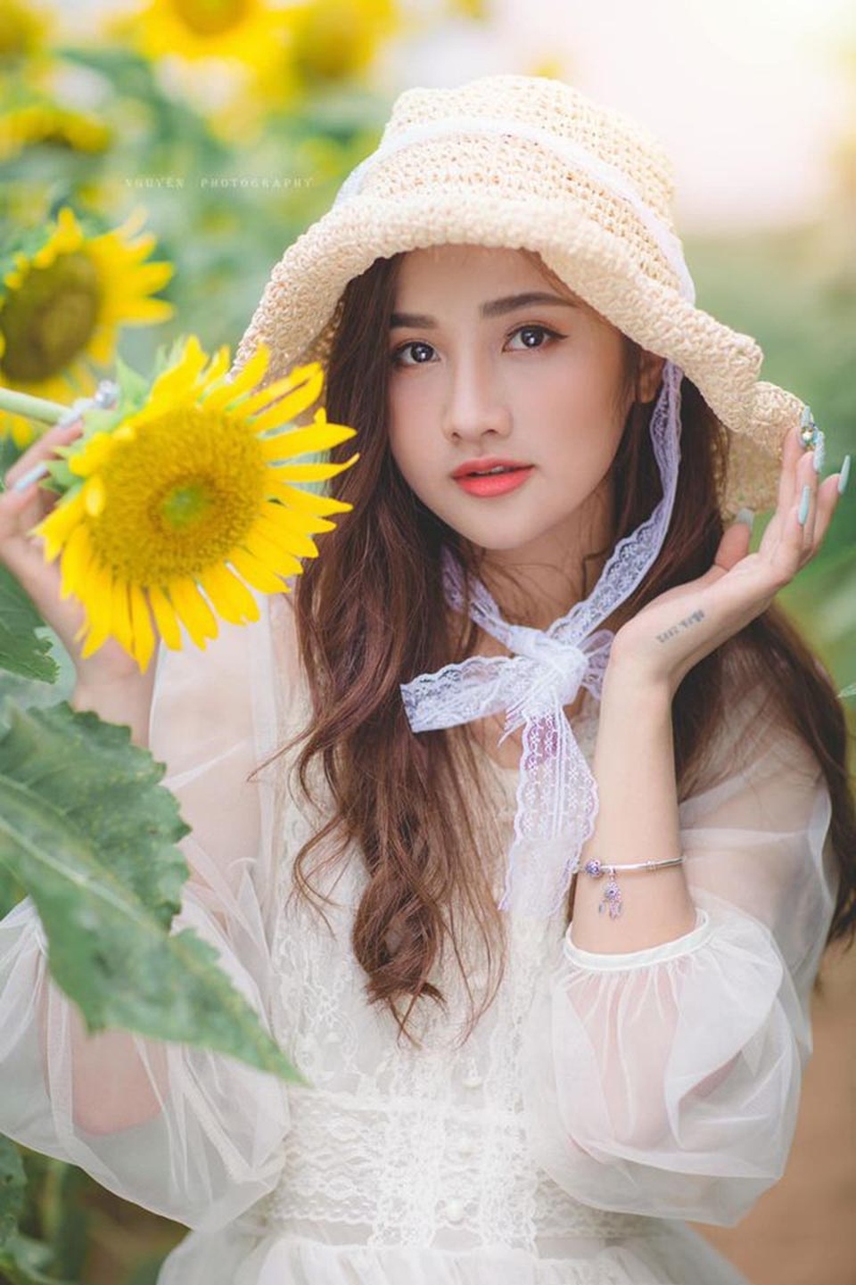“Thiên thần đồng phục” khoe sắc bên hoa hướng dương - 6 “Thiên thần đồng phục” khoe sắc bên hoa hướng dương - 6