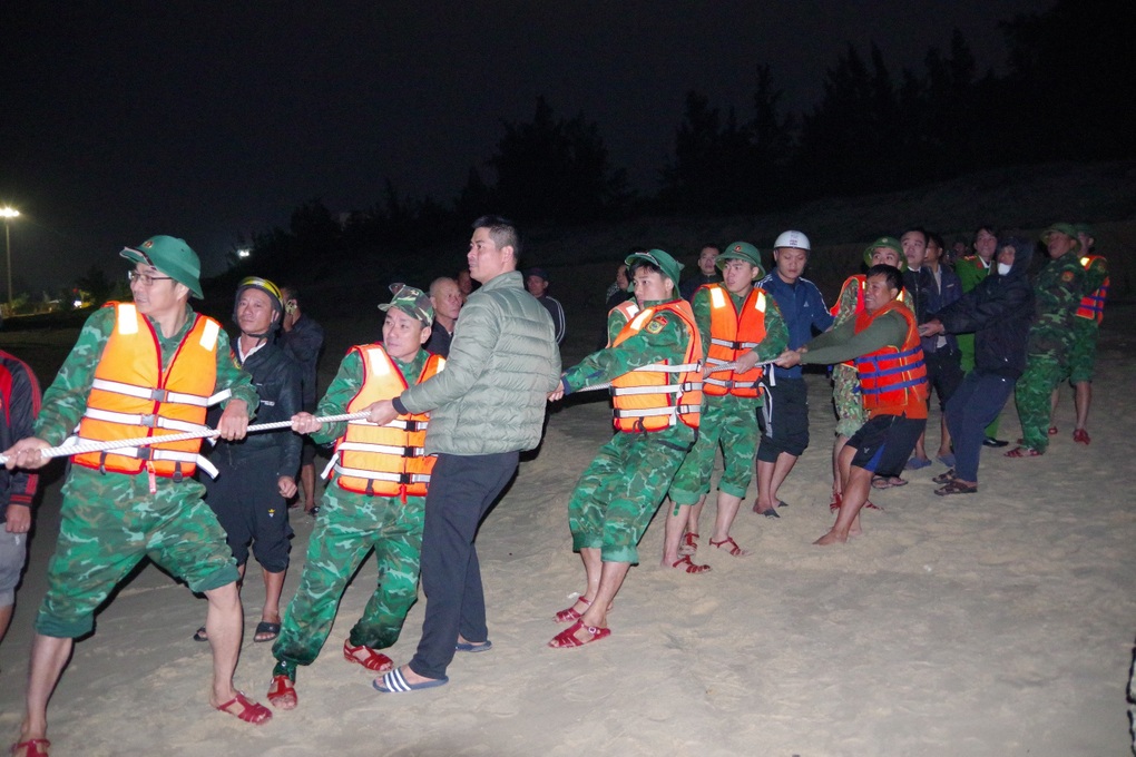 Sáu ngư dân nhảy xuống biển bơi vào bờ do tàu cá gặp nạn - 1