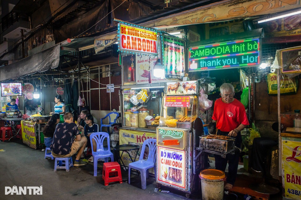 Từ hẻm chợ nhỏ trở thành phố ẩm thực kín khách ngày đêm ở TPHCM - 2 Từ hẻm chợ nhỏ trở thành phố ẩm thực kín khách ngày đêm ở TPHCM - 2