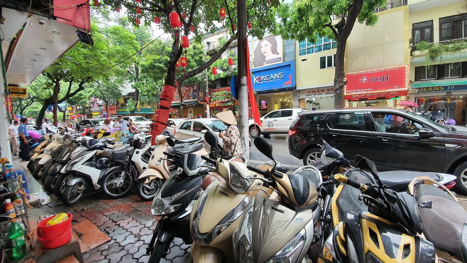 Dân đội mưa đi bán, bảo vệ khệ nệ khiêng chục bao vàng đi cất - 3 Dân đội mưa đi bán, bảo vệ khệ nệ khiêng chục bao vàng đi cất - 3