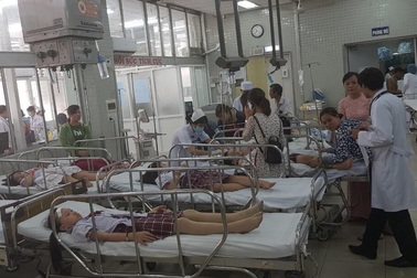 Sập giàn giáo trong buổi lễ 20/11, nhiều học sinh vào viện cấp cứu