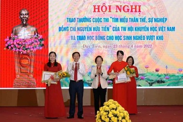 Trao 200 suất học bổng Quỹ Khuyến học Việt Nam đến học sinh nghèo vượt khó