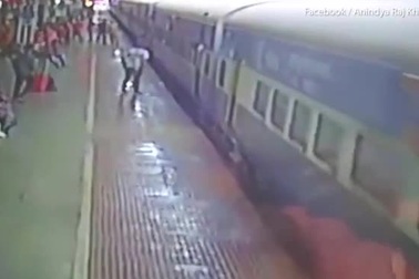 Ấn Độ: Rợn người cảnh hành khách bị tàu hỏa "nuốt chửng"