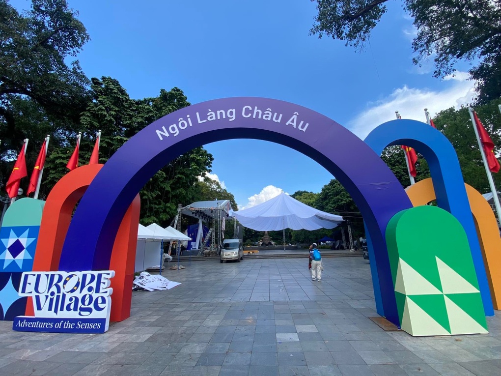 Khai mạc Ngôi làng châu Âu giữa lòng Hà Nội - 2 Khai mạc Ngôi làng châu Âu giữa lòng Hà Nội - 2