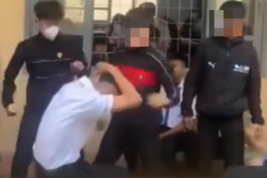 Nam sinh bị bạn học đánh hội đồng vì bị cho là "nhìn đểu"