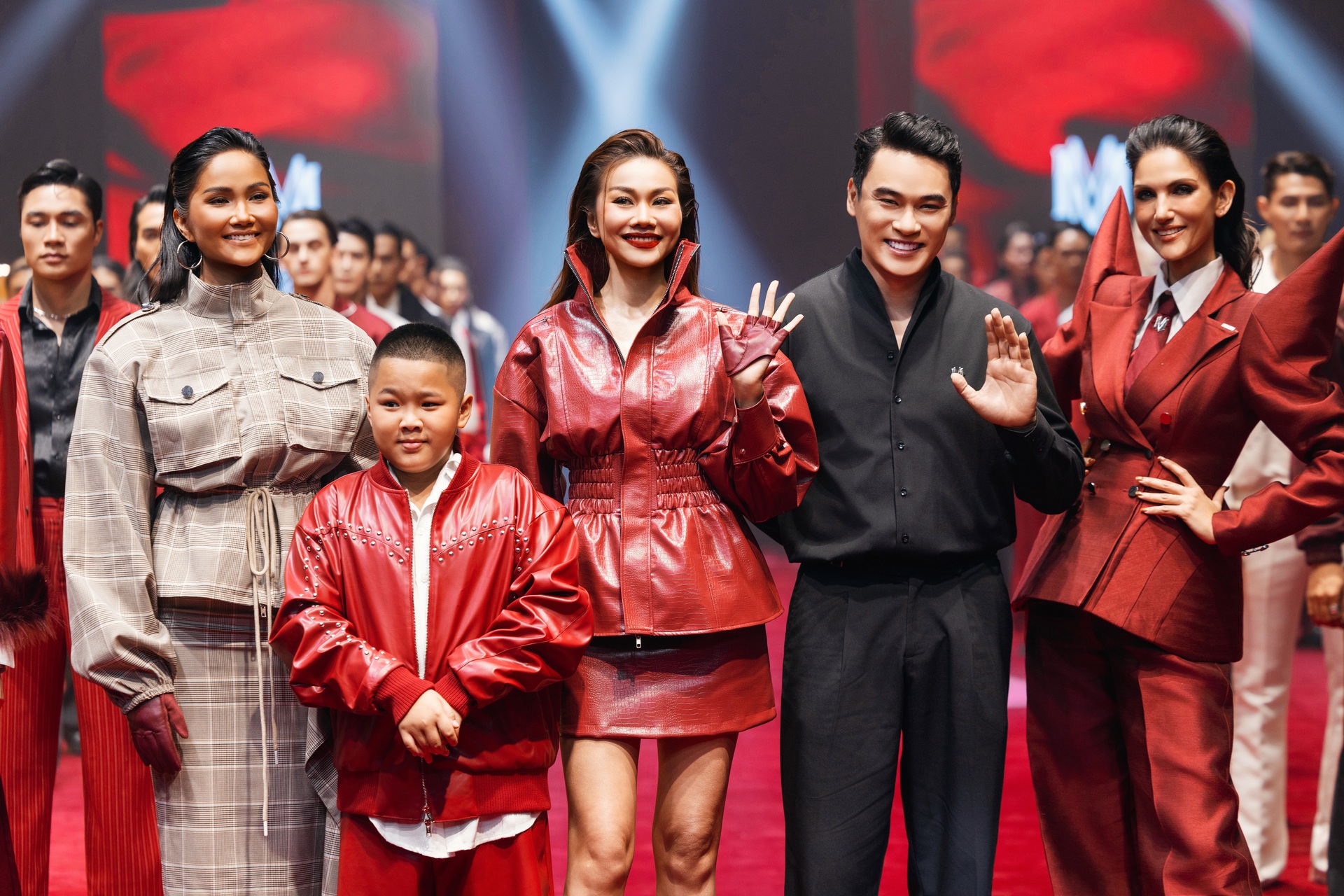 HHen Niê gör comeback på catwalken, hennes skönhet som nybliven mamma drar till sig uppmärksamhet - 5 HHen Niê tái xuất sàn diễn, nhan sắc mẹ bỉm sữa gây chú ý - 5