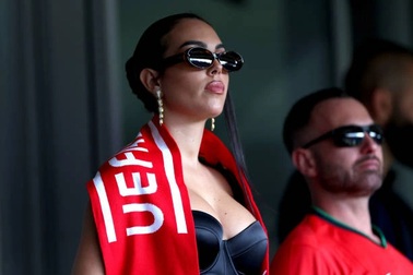 Bạn gái nóng bỏng của C.Ronaldo gây sốt trên khán đài