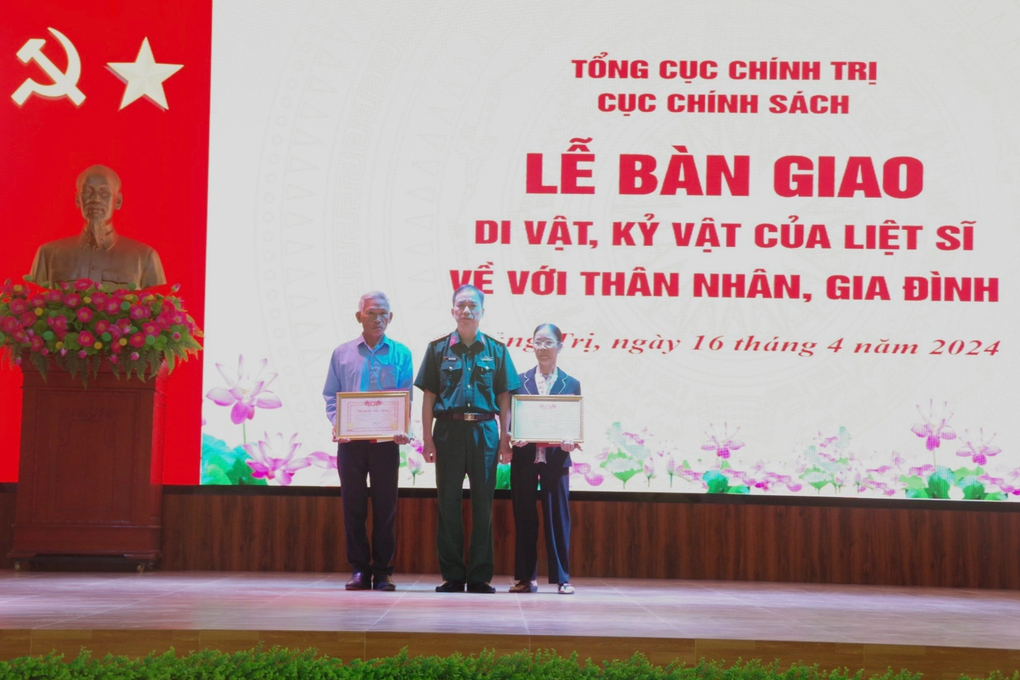 Bàn giao nhiều di vật, kỷ vật của 2 liệt sỹ đến thân nhân - 1 Bàn giao nhiều di vật, kỷ vật của 2 liệt sỹ đến thân nhân - 1