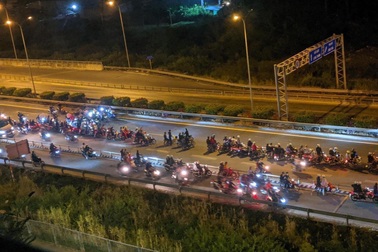 Truy tìm người cầm đầu nhóm hàng trăm "quái xế" chặn cao tốc đua xe