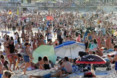 Bãi biển vẫn chật kín hàng nghìn khách tụ tập bất chấp cảnh báo Covid-19