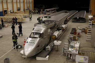 Máy bay chạy năng lượng mặt trời đầu tiên bay quanh Trái đất