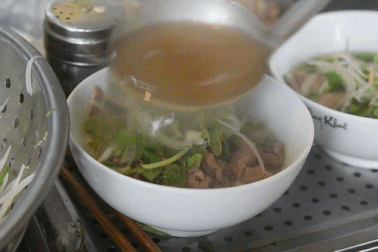 Quán phở gân bò ninh nước dùng 21 tiếng, ngày bán vèo vài trăm bát ở Hà Nội