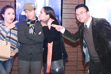 “Trùm giang hồ" Trần Nhượng tạo dáng "xì-tin"