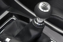 Cướp xe bất thành vì không biết lái xe số sàn