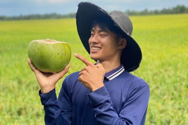 Gần 11 triệu người theo dõi trên TikTok, Lê Tuấn Khang kiếm tiền ra sao?