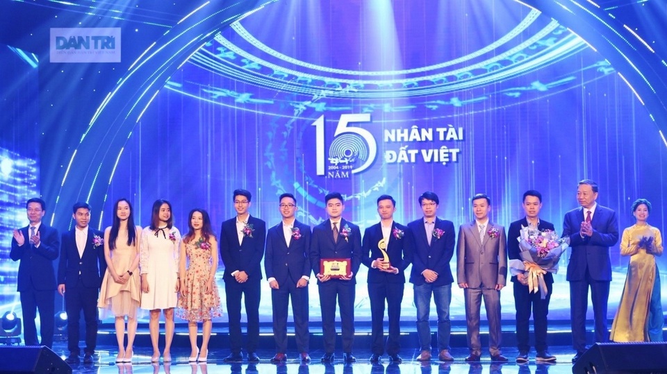 Nhân tài Đất Việt 15 năm.jpg Nhân tài Đất Việt 15 năm.jpg