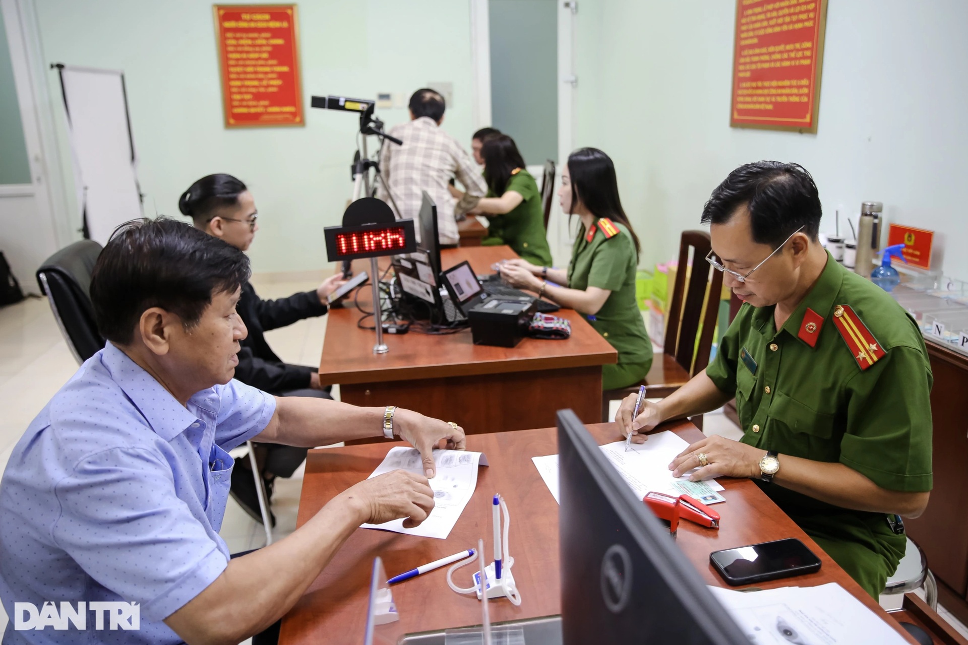 Người già, trẻ nhỏ ở TPHCM phấn khởi đi làm thẻ căn cước mới - 1 Người già, trẻ nhỏ ở TPHCM phấn khởi đi làm thẻ căn cước mới - 1